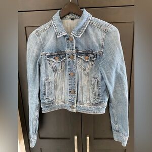 ✅ 2/$20 American Eagle Denim Distressed Blue Jean Jacket Size M EUC Timeless